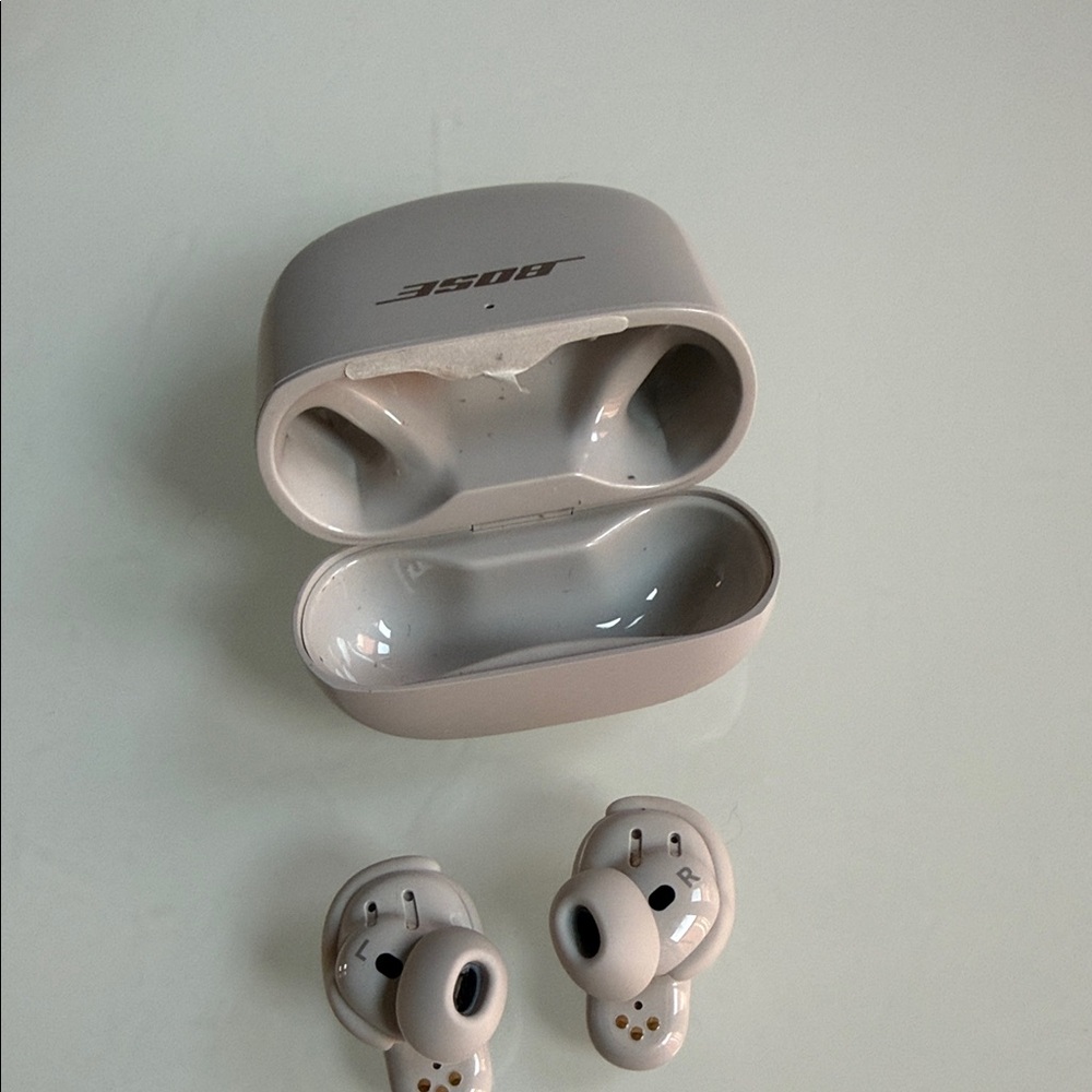 Bose White Wireless Earbuds with Blue Case - Picture 4 of 6